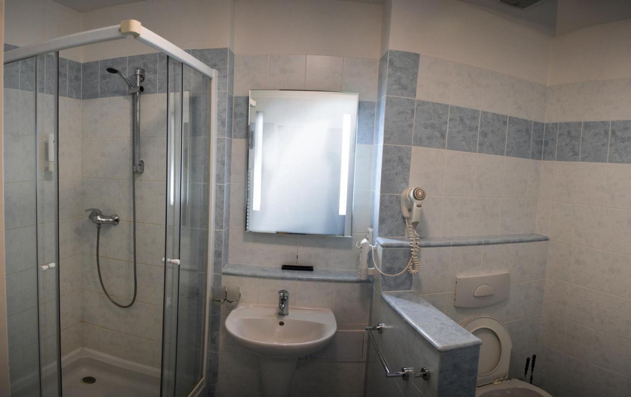 Dvoulůžkový pokoj s manželskou postelí a balkonem